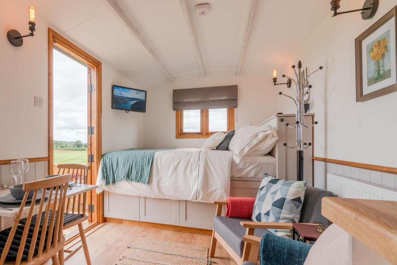 Outbak Shepherds Hut 첼튼엄 외부 사진