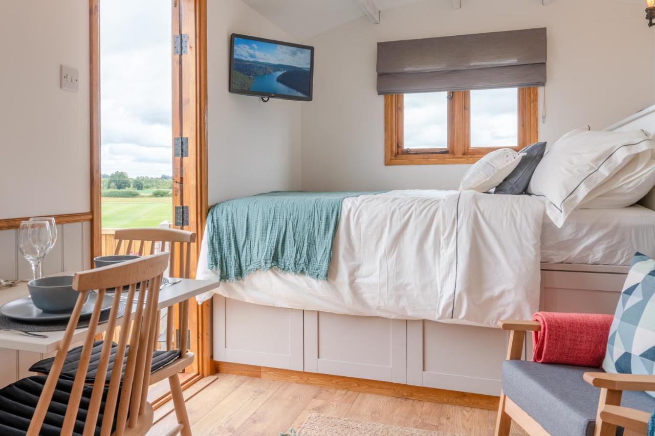 Outbak Shepherds Hut 첼튼엄 외부 사진